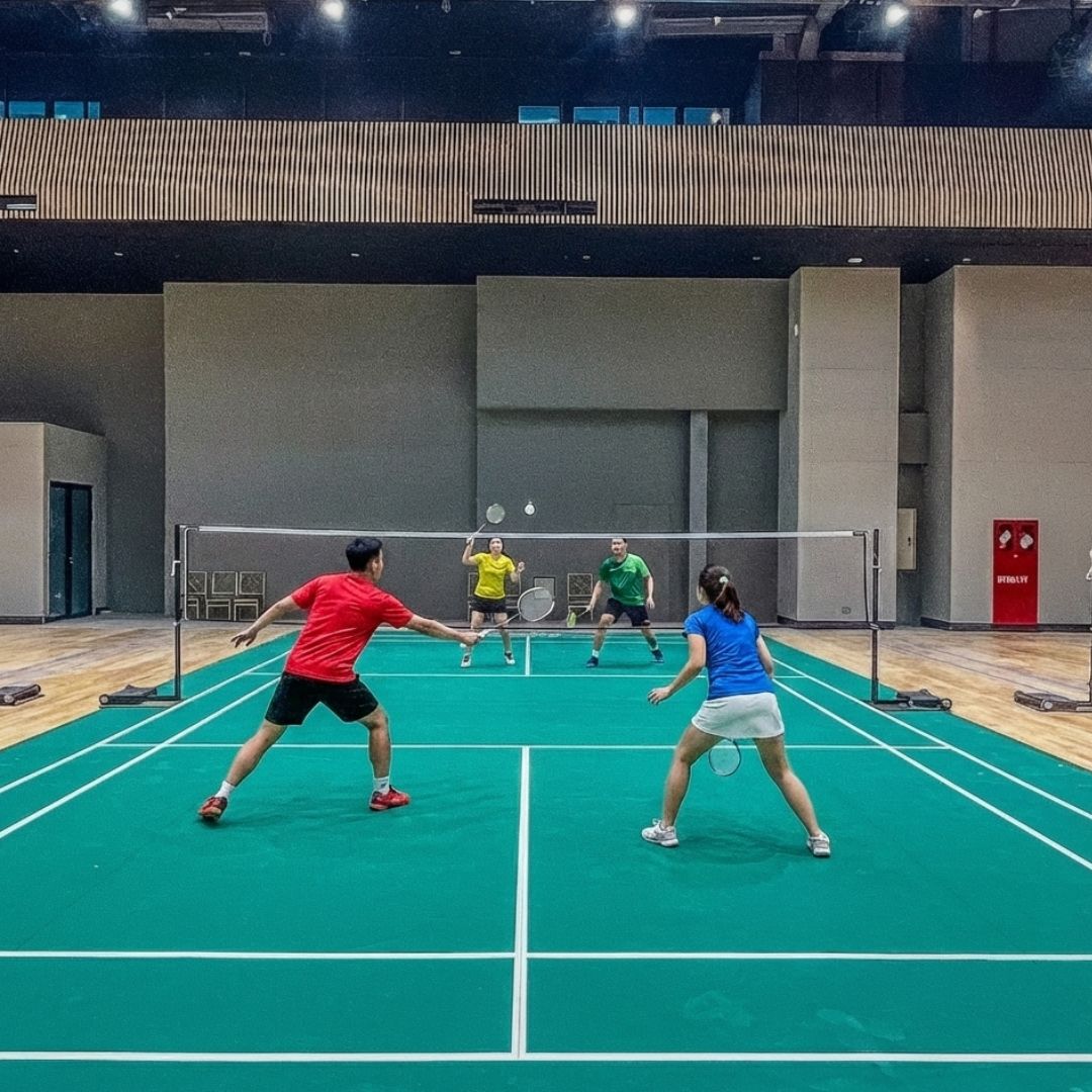 Pemain badminton sedang bermain di lapangan badminton Jakarta Pusat di Agora Sports Hall