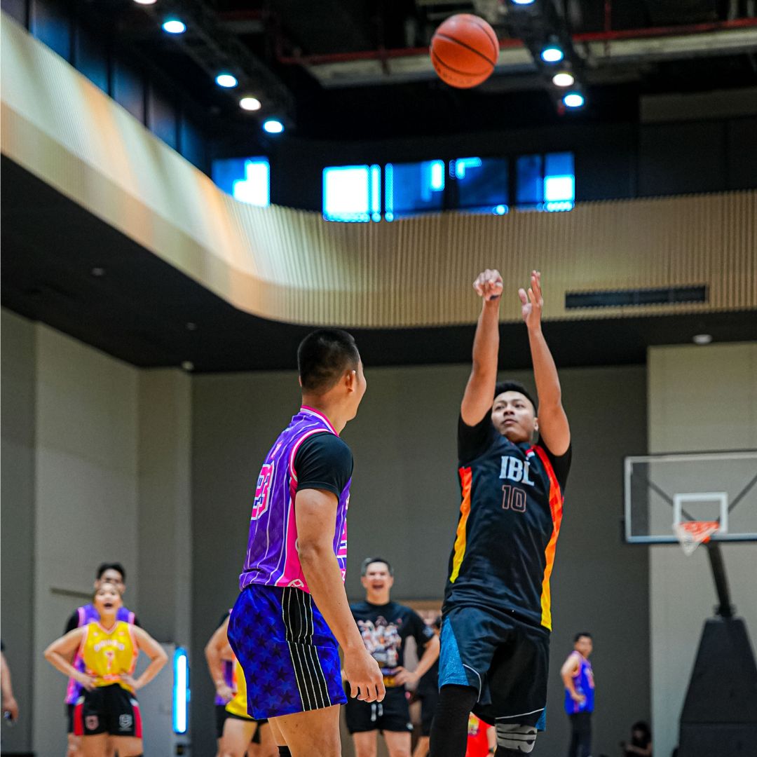 Komunitas olahraga berlatih bersama di tempat olahraga indoor Jakarta