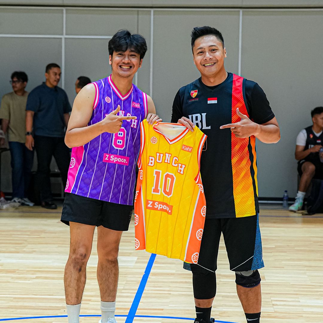 Lapangan basket full court indoor di gedung olahraga Jakarta Pusat