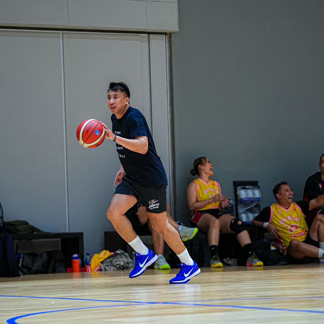 Lapangan basket indoor dengan pencahayaan merata dan permukaan aman