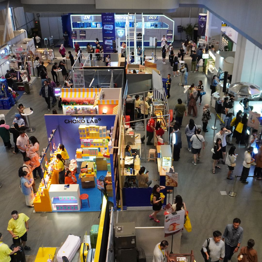 Orang tua dan anak beristirahat sambil menikmati minuman di Starbucks Agora Lifestyle Mall.