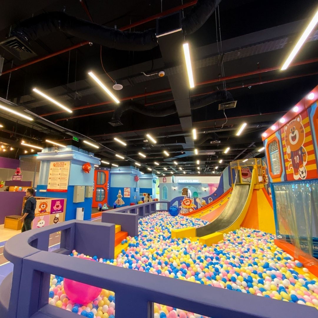 Suasana Agora Mall Thamrin Nine sebagai destinasi liburan keluarga di Jakarta Pusat