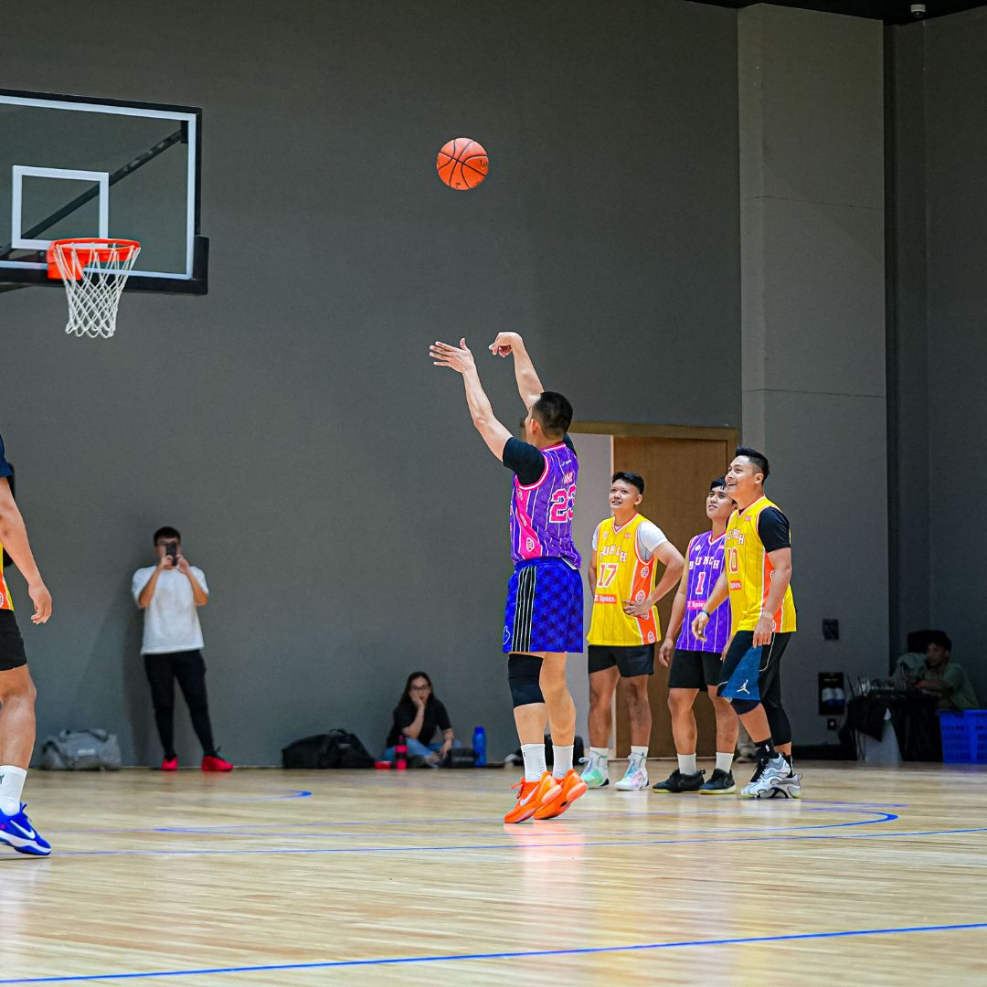 Lapangan basket indoor modern di Agora Sports Hall Jakarta Pusat