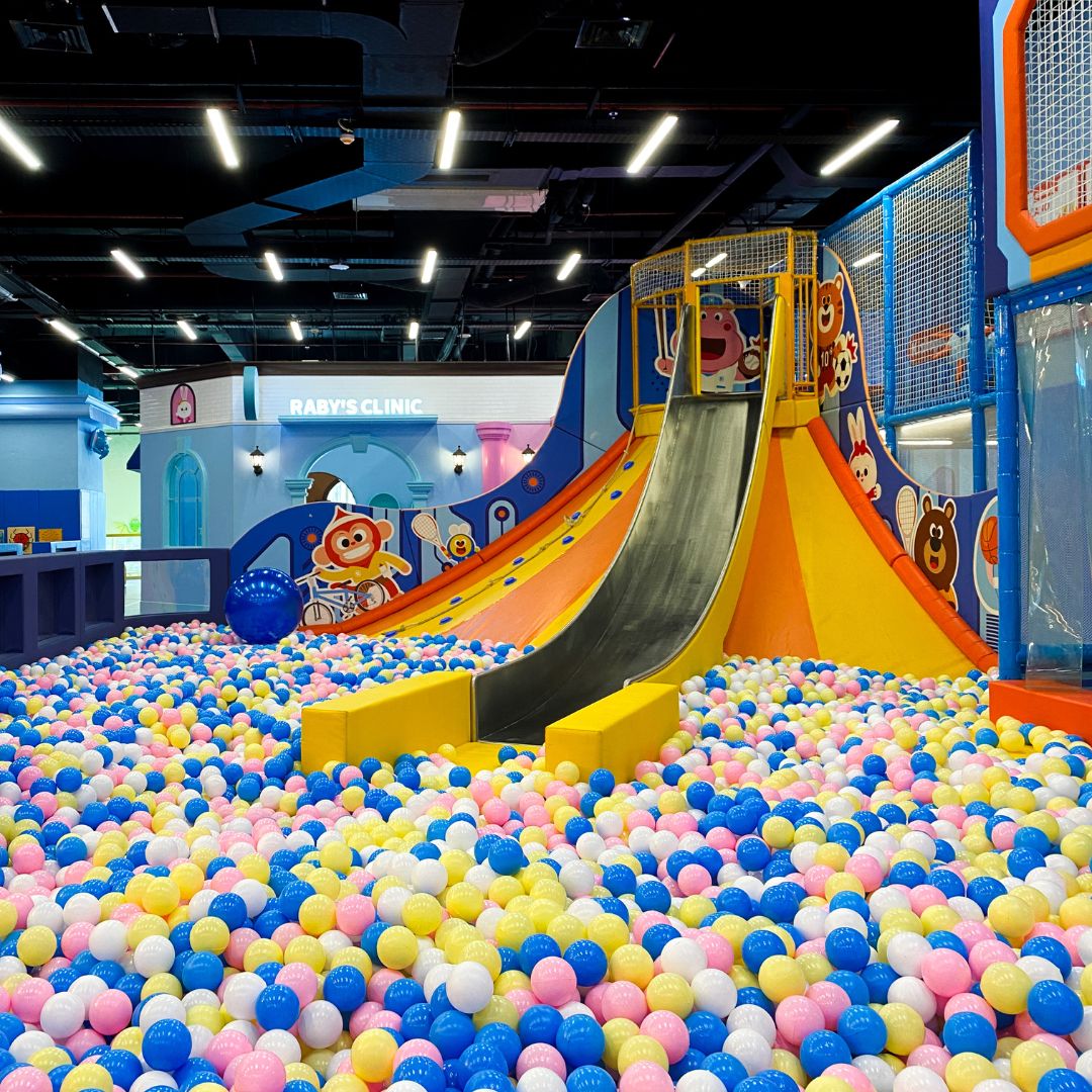 Anak-anak bermain di Kiztopia Agora Lifestyle Mall sebagai aktivitas liburan sekolah.