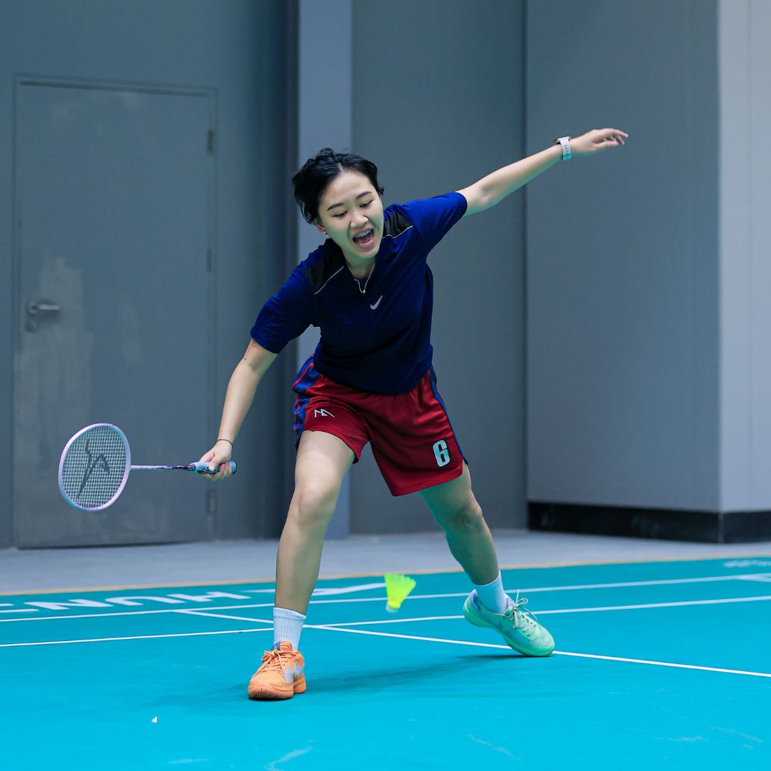 Pemain pemula berlatih teknik dasar badminton di lapangan indoor Jakarta