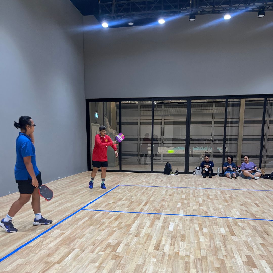 Aktivitas pickleball santai bersama komunitas di Jakarta Pusat