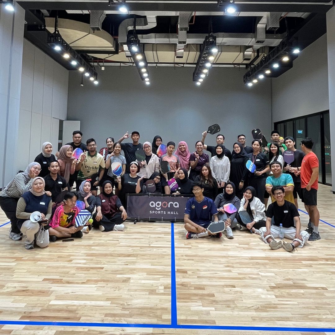 Komunitas pickleball bermain bersama di lapangan indoor Jakarta Pusat
