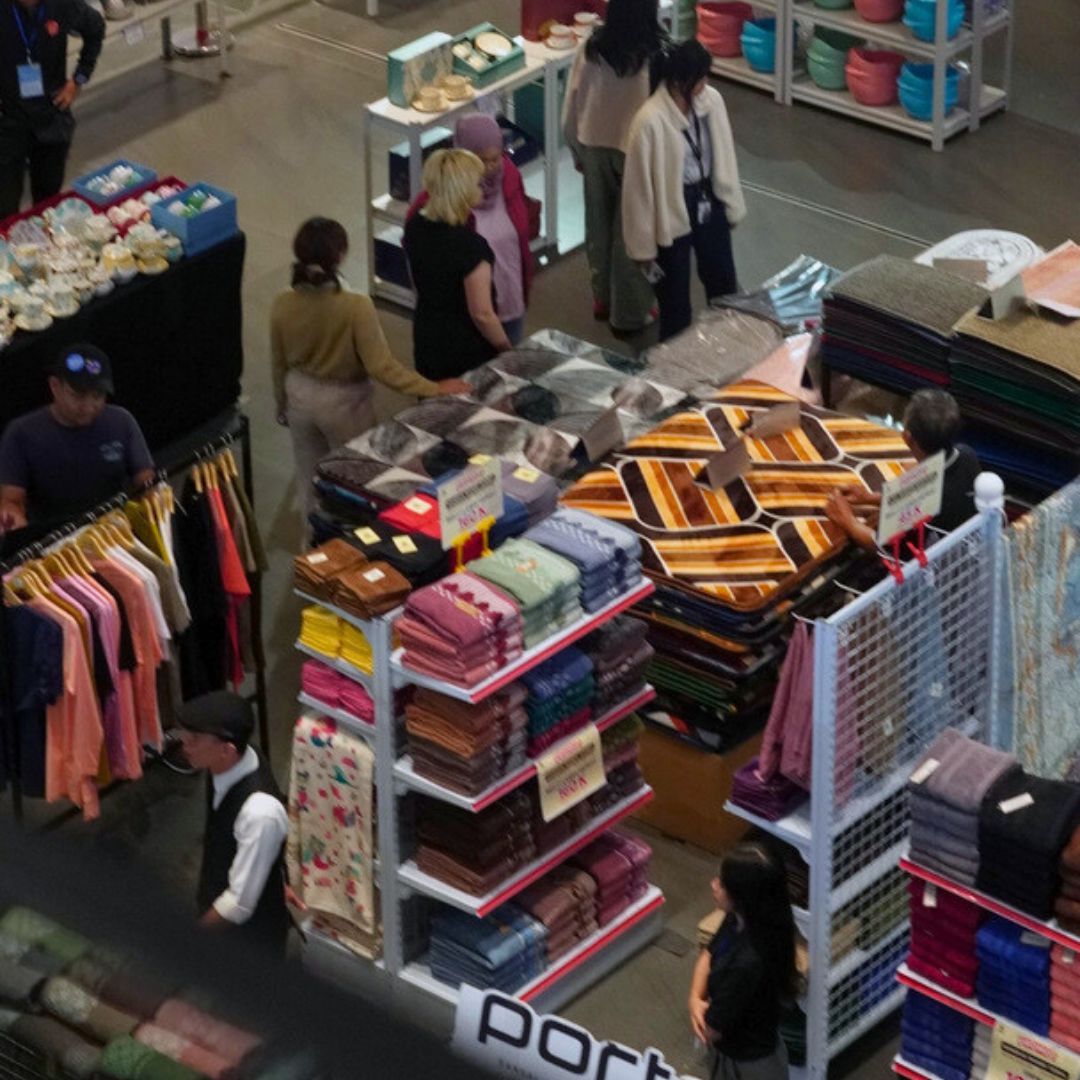 Suasana ramai bazaar home living di Agora Lifestyle Mall.