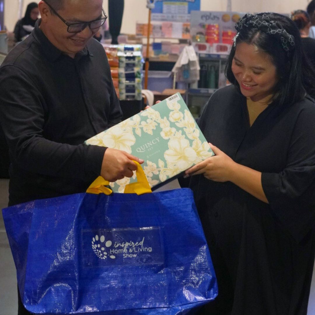 Pengunjung berburu produk rumah tangga di bazaar IHLS Agora Mall.