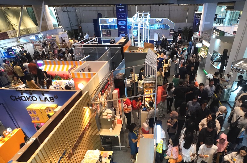 Suasana Brightspot Market terlihat dari atas dengan berbagai tenant dan pengunjung yang ramai