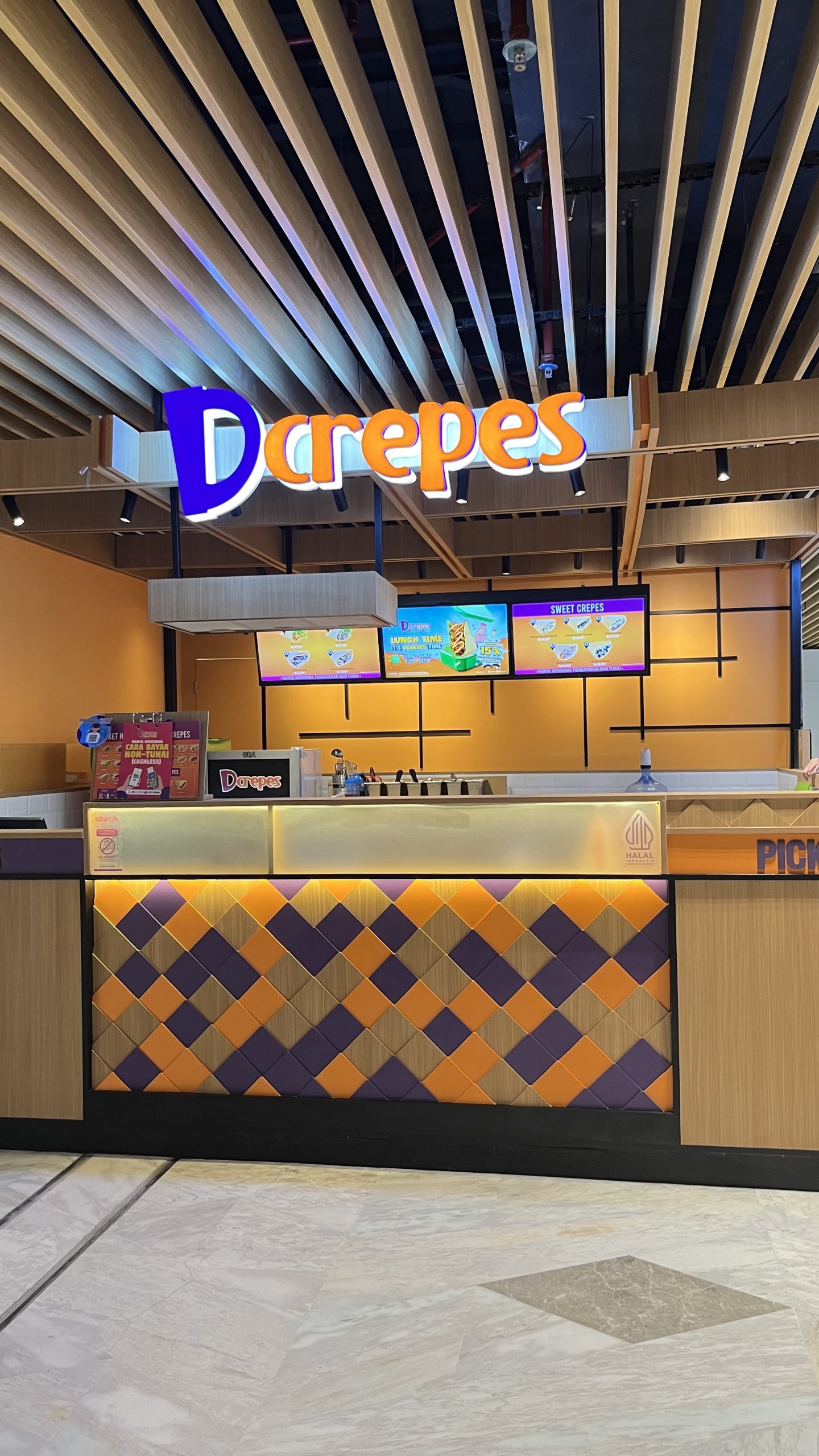 Outlet DCrepes dengan area pemesanan dan display menu makanan